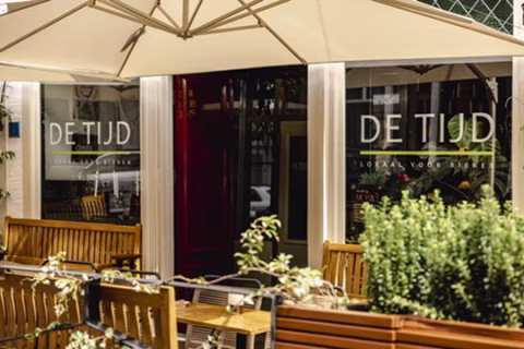 het entree en een deel van het terras van het cafe
