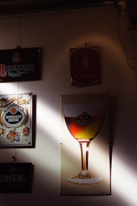 Bierborden aan de muur met een mooie lichtinval